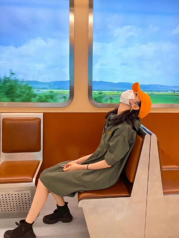 迪麗熱巴近期穿搭