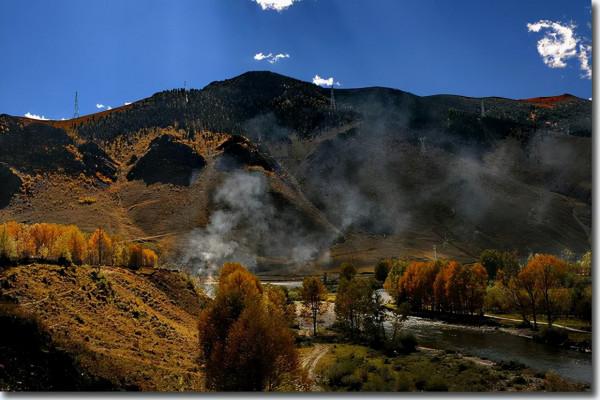 十月的新都橋，湛藍天空下藏不住的淡淡憂傷