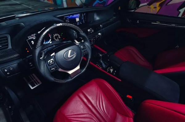 誰說效能兇猛的車子不能優雅？