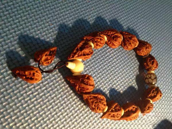 核桃玩膩了?自己穿個串兒玩玩兒,好看又便宜 核桃玩膩了?自己穿個串兒玩玩兒,好看又便宜