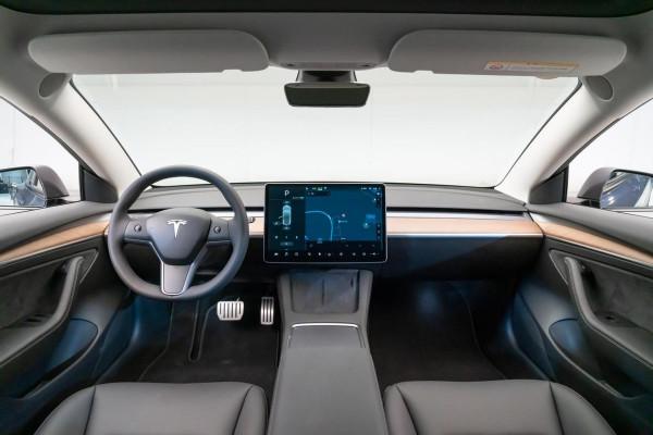 好看又好開的中型車，軸距2875mm，最快3&period;3秒破百，特斯拉Model 3