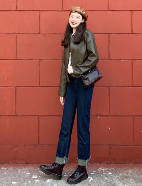 冬季穿牛仔褲，一定不要選闊腿的，直筒牛仔褲搭長靴、短靴都好看