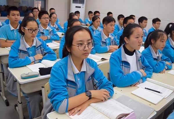 2022年高考，學生考多少分才能上211大學？班主任給出參考標準