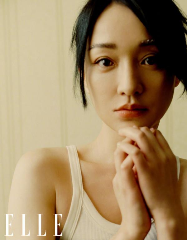 周迅“與蝶共舞”造型徹底封神！穿高奢登大刊，三拿大滿貫太霸氣