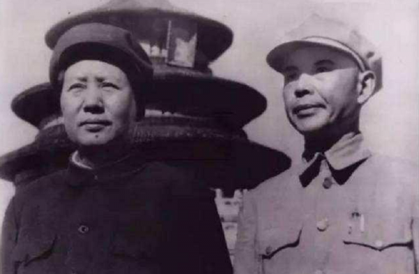 49年,毛主席設宴招待起義人員,擬定名單:不要忘了我那個小同學 49年,毛主席設宴招待起義人員,擬定名單:不要忘了我那個小同學