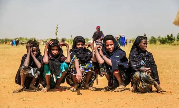 非洲沃達貝部落:男人崇尚化妝和美貌 非洲沃達貝部落:男人崇尚化妝和美貌