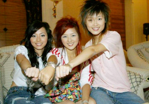 張傑送鬱可唯《快女》號牌掀回憶殺，如今超女、快女誰混出頭了？