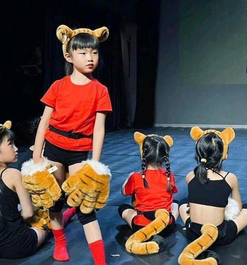 姚晨分享女兒與恩師合照，5歲小茉莉雙腿細長，穿著芭蕾服有氣質