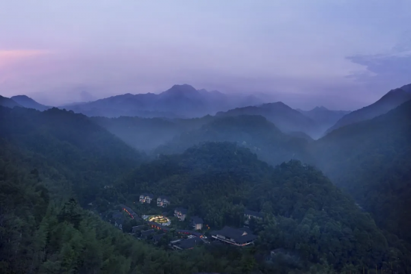 藏在森林的高逼格度假去處，國內少有的懸崖溫泉，老廣：值得去