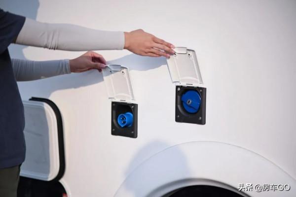 適合4-6人旅行的高配房車,標配820Ah電池+柴暖,可以四季出行 適合4-6人旅行的高配房車,標配820Ah電池+柴暖,可以四季出行