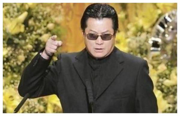 2002年，“一代妖男”羅文去世，為何鄧光榮在葬禮上怒罵劉鑾雄？