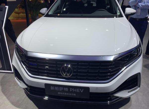 新款帕薩特PHEV外形更高階,內飾不變,操控體驗偏沉穩舒適 新款帕薩特PHEV外形更高階,內飾不變,操控體驗偏沉穩舒適