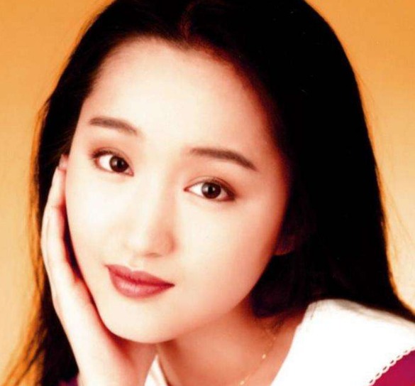 楊鈺瑩：從小失去父親，兩段感情，賴文峰傷她至深，51歲不婚不孕