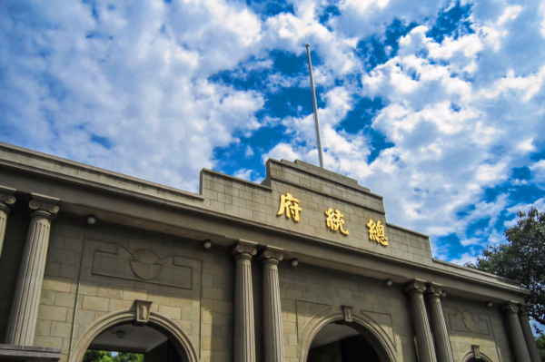 女特務潛伏西北三十年，為隱藏身份嫁給一農民，生兒育女生活30年