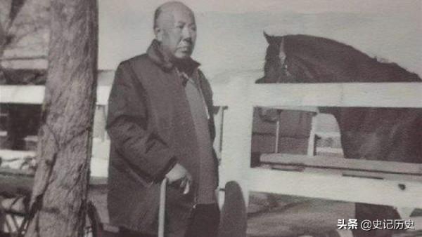 帶著3個老婆和8噸黃金逃亡美國，後揮霍一空，晚年想回家被拒絕