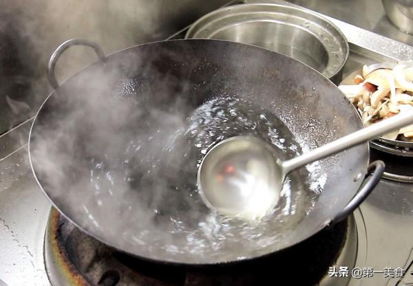 大廚分享飯店“蠔油燒三菌”做法，這個小技巧很重要，脆嫩爽滑