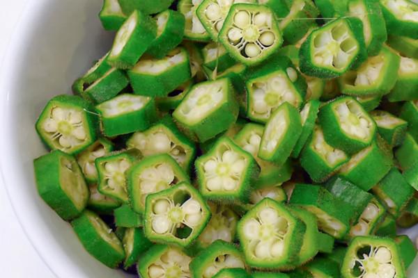 趣味早餐食譜：秋葵炒雞蛋搭配蔥油餅