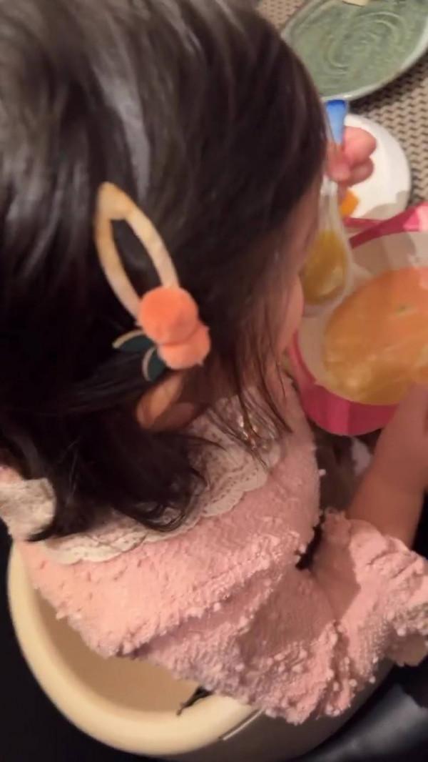 王祖藍曬全家福慶李亞男生日囡囡食相搶鏡