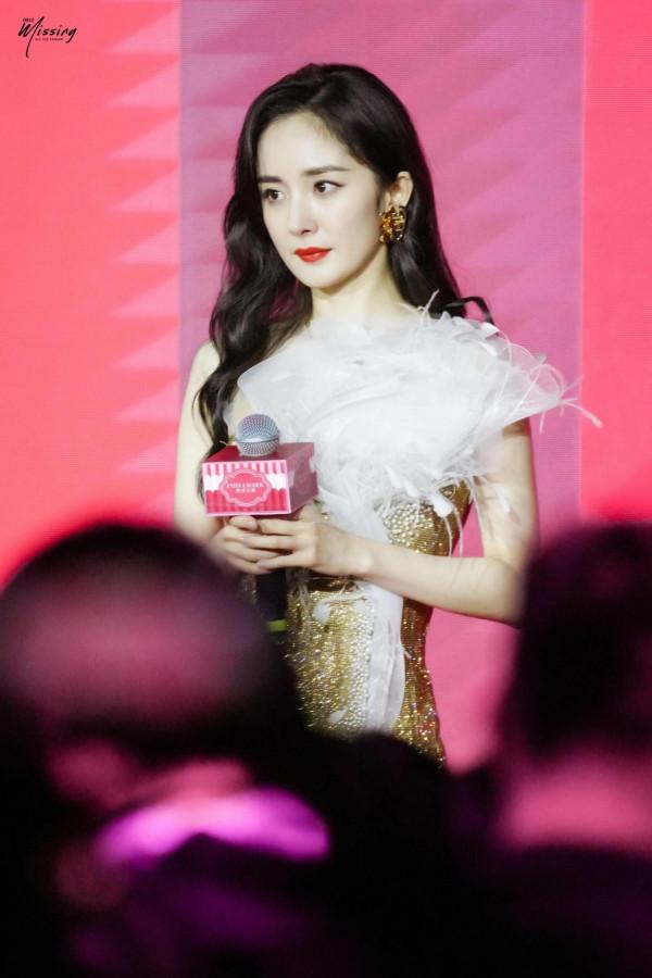 楊冪沙灘大片，今日活動造型身穿開叉長裙的優雅迷人的冪冪