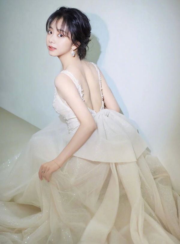 譚松韻的小包子臉太耐看，30多歲穿少女裝，也讓人看不膩