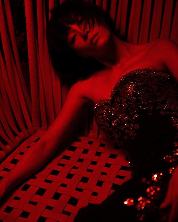 張藍心亮相2021金雞獎閉幕式 穿亮片抹胸裙氛圍感十足