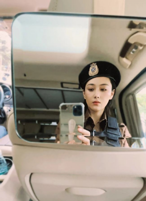 軍嫂張馨予曬片場殺青照，穿防爆背心帥氣颯爽，網友：女版何捷