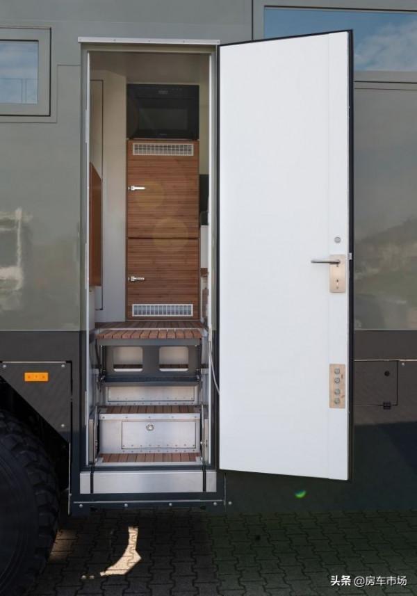 曼卡MAN 6X6重灌越野房車，千萬級玩家帶摩托隨意撒歡