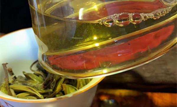 筱億彎弓高杆古樹茶：香甜度極高，滋味飽滿厚實