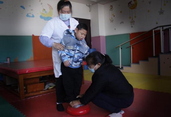 媽媽玩著手機給4個月大的兒子換尿布，發生意外後竟一走了之