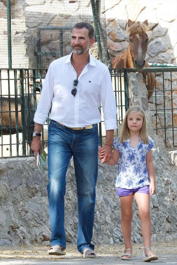 歐洲王室最美姐妹花：15歲萊昂諾爾是未來女王，最寵小2歲的妹妹