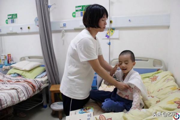 女子懷孕7個月摔跤導致早產，孩子出生僅1.35斤，數次手術求活命