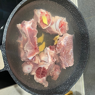 這道醬大骨真的是不講究，有啥放啥都好吃