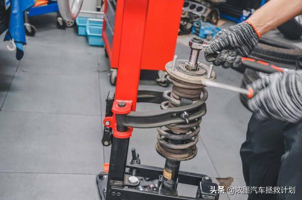 「奇怪の風」修復一臺行駛異響漏風的豐田皇冠，守護經典再次動人