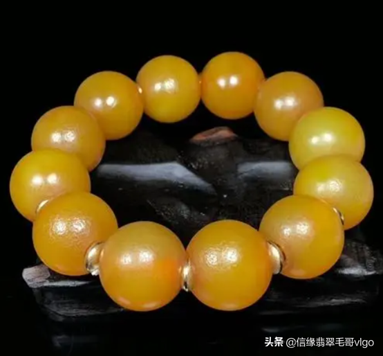 你知道什麼是雞油黃嗎?在翡翠市場中處於一個什麼樣的地位呢? 你知道什麼是雞油黃嗎?在翡翠市場中處於一個什麼樣的地位呢?