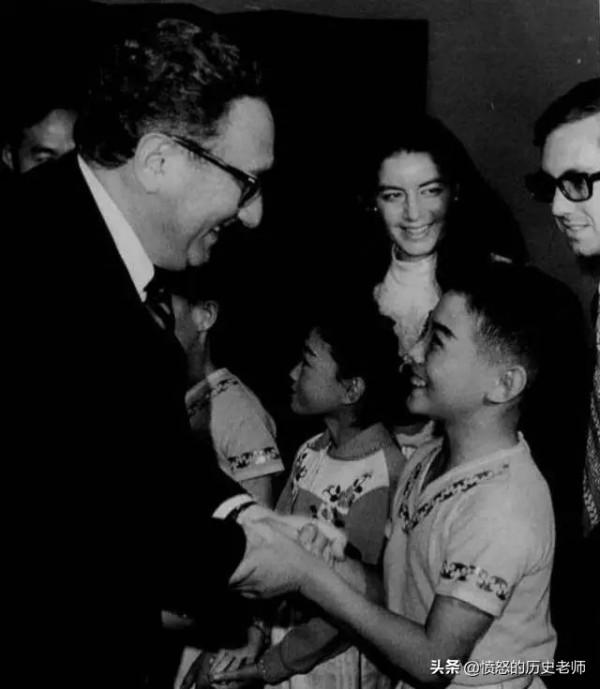 珍貴老照片：檢驗步槍的毛主席、吞雲吐霧的切·格瓦拉