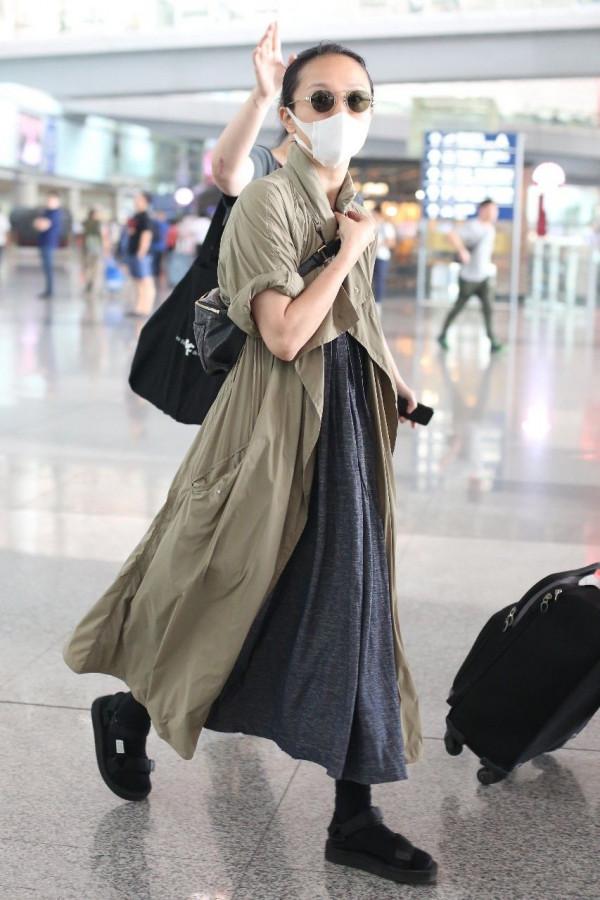 周迅走機場都穿老年背心了，穿的衣服都起皺起球，有這麼節儉？