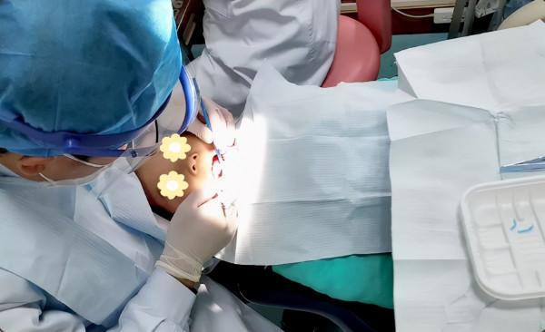 孩子牙齒又黃又黑，天天刷牙還長齲齒，醫生教你正確護牙方法