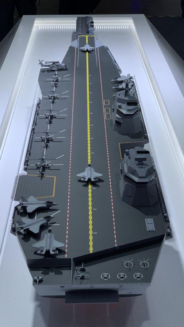 4艘航母並肩航行,伊麗莎白女王號尾流為何這麼小?實力不是吹的 4艘航母並肩航行,伊麗莎白女王號尾流為何這麼小?實力不是吹的