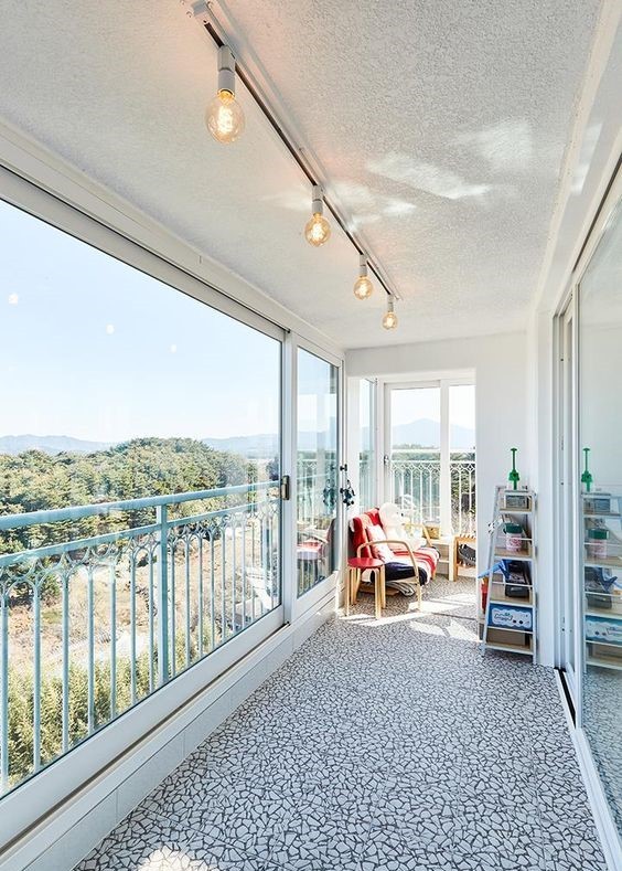 封陽臺，我最看重這種做法：整面裝推拉移門，通風采光都好了不少