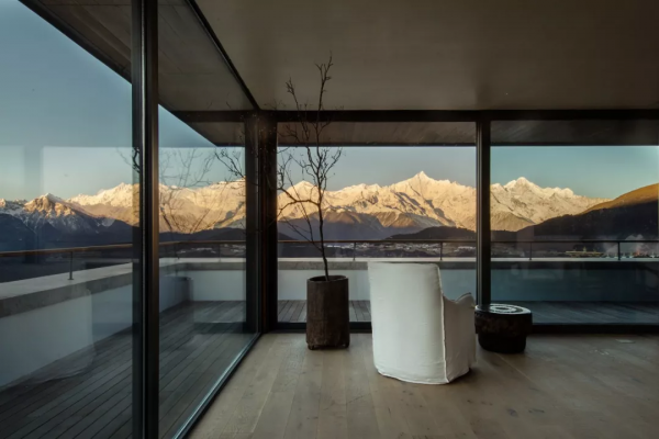 絕美雪山旁的避世酒店