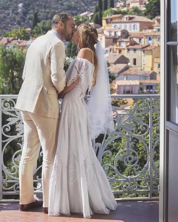 詹姆斯婚禮獨家:卡羅爾出借兒媳41年前禮裙,皮帕人群中為弟歡呼 詹姆斯婚禮獨家:卡羅爾出借兒媳41年前禮裙,皮帕人群中為弟歡呼