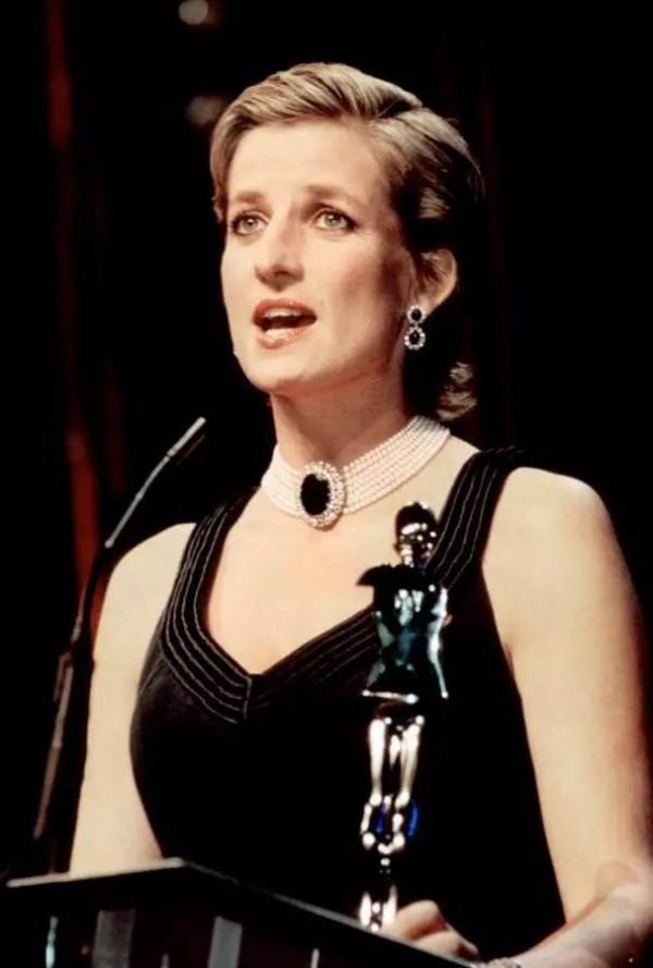 戴安娜下狠手：離婚掏空查爾斯家底，還用計謀讓卡米拉當不成王后