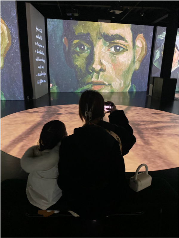 章子怡一家出遊好溫馨！小蘋果穿衛衣美成女明星，氣質贏過章子怡