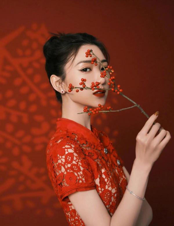 毛曉彤 紅色好適合她