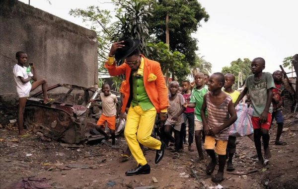 貧民窟裡的潮人:47歲的帥大叔,為了體面,寧可餓肚子也要買名牌 貧民窟裡的潮人:47歲的帥大叔,為了體面,寧可餓肚子也要買名牌