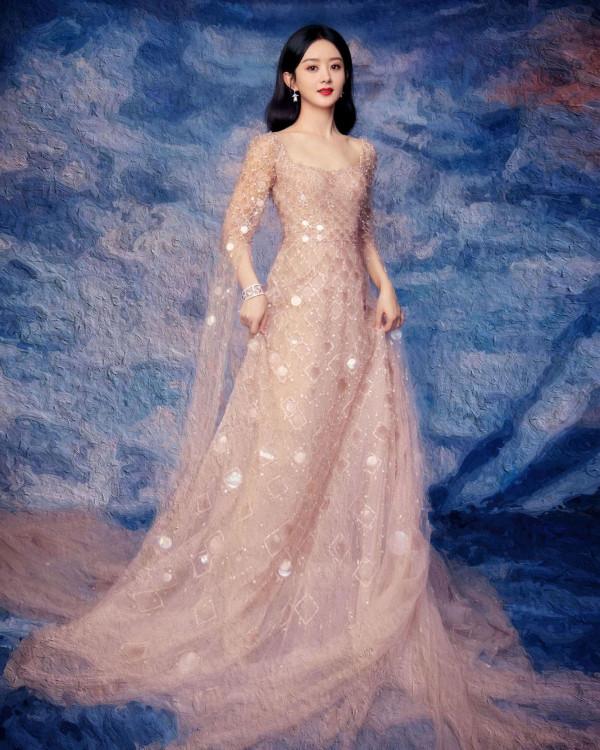 趙麗穎穿禮服裙像“油畫”,娃娃臉很加分,瘦而不柴的身材很矚目 趙麗穎穿禮服裙像“油畫”,娃娃臉很加分,瘦而不柴的身材很矚目