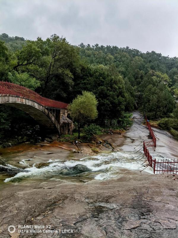 秋日雨後泰山黑龍潭