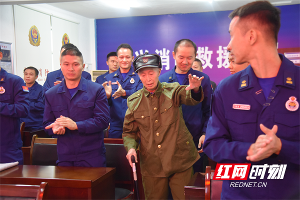 91歲抗美援朝老兵:“我也要當消防宣傳員” 91歲抗美援朝老兵:“我也要當消防宣傳員”