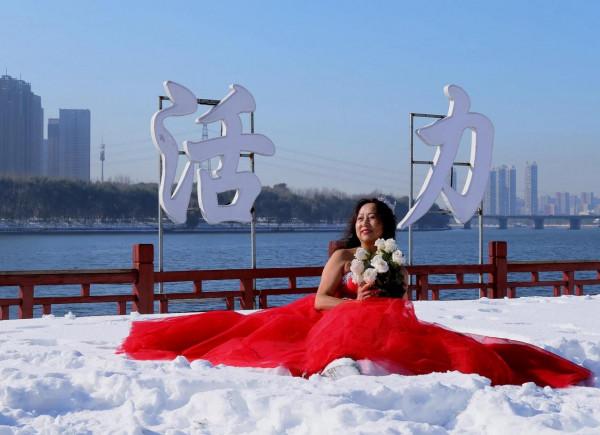 大雪後的冬泳人 大雪後的冬泳人