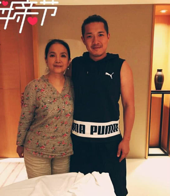 呂麗萍與31歲的兒子母親同框，減肥後的張博宇與張豐毅神似